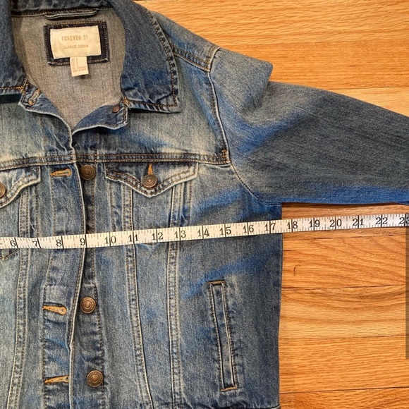 Forever 21 Women’s Denim Jacket Sz Small Blue, Slightly Faded Look - Picture 4 of 9
